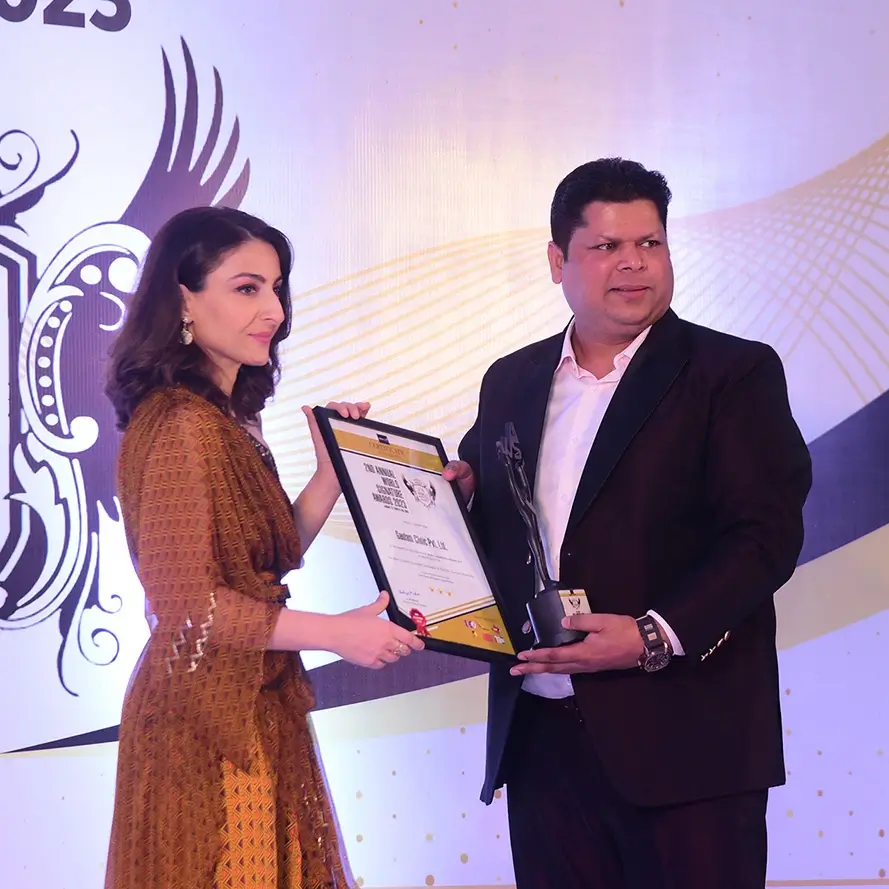 Dr. Inderjeet Singh Gautam is Getting award by Soha Ali Khan