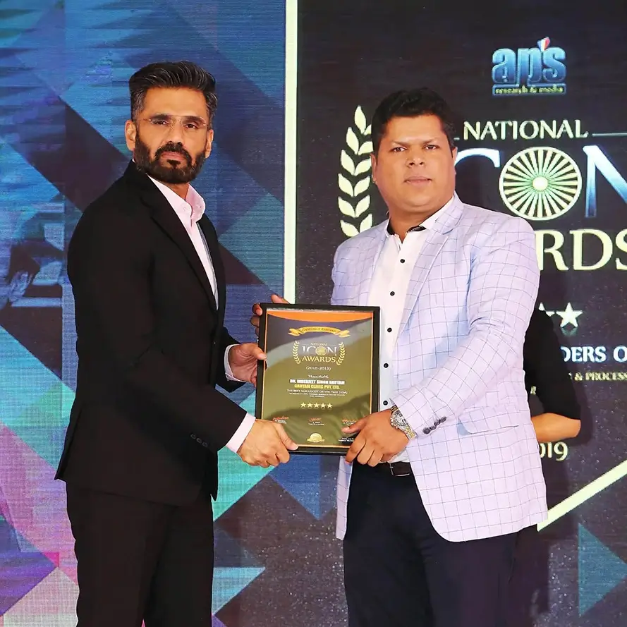 image of awarded by Sunil Shetty to Dr. Inderjeet Singh Gautam for Top ayurvedic sexologist in India 